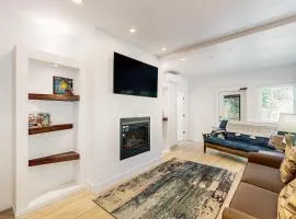 Sunny apartments with fireplace partial ocean views washer&dryer grill & AC