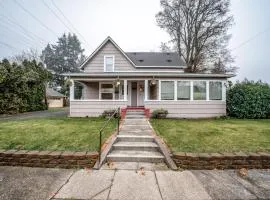 Adorable dog-friendly duplex near Main Street with full kitchen