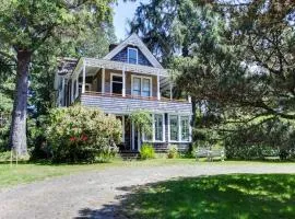 Historic home on one acre meadow near beach & golf - dog-friendly