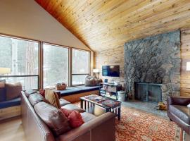 Dog-friendly house with pool hot tub fitness room fireplace grill & deck, Hotel in Black Butte Ranch