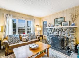 Charming dog-friendly cottage with sauna easy beach access deck & yard, hotel a Gearhart