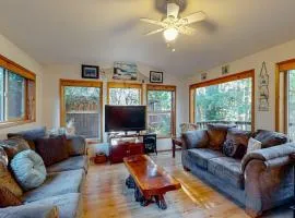 Beautiful coastal cabin with private hot tub gas grill & scenic deck space