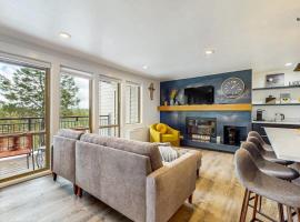 Beautiful condo at Seventh Mountain with shared hot tub & pool fireplace patio, hotel Bendben