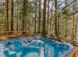 Rustic lodge with private hot tub fireplace & riverfront views - dog-friendly, hotel v destinaci Rhododendron