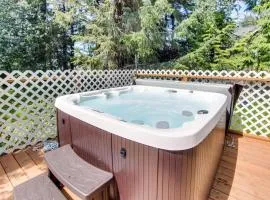 Cozy home with private hot tub near Ridge Trail and golf