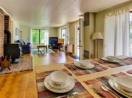 Cozy home with private hot tub near Ridge Trail and golf