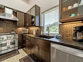 Stunning apt near the ocean with gas fireplace partial water views & grill