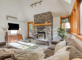 Expansive golf-view getaway with private hot tub pool fast WiFi & game room – hotel w mieście Welches