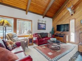 Rustic-chic home with patio pools hot tubs & fitness center, Hotel in Black Butte Ranch