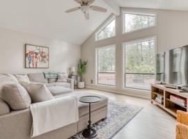 Spacious Mountain Home with Decks Firepit Grill Wood Stove W&D & Free WiFi – hotel w mieście Rhododendron