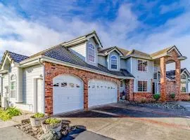 Gorgeous oceanfront estate with amazing views & hot tub - steps to quiet beach