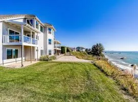 Gorgeous oceanfront estate with amazing views & hot tub - steps to quiet beach