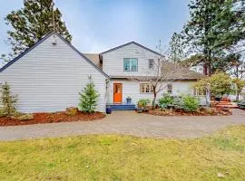 Dog-friendly hilltop estate with fireplace & incredible Columbia River view