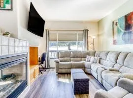 Two-story townhome on Ridge Golf Course with pools hot tubs gyms tennis