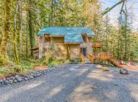 Fantastic river cabin near Mount Hood with private hot tub firepit & wood stove