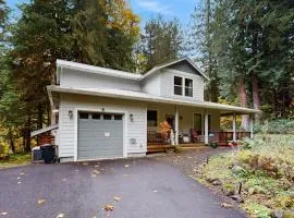 Charming riverfront apartment with kitchenette grill & central AC