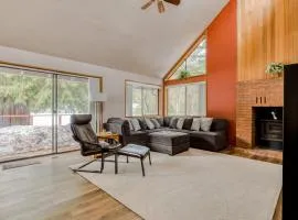 Beautiful golf-course-view home with pool & tennis access private hot tub & W&D