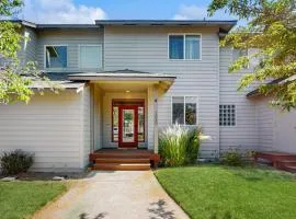 Cozy Townhouse Overlooking 1st Tee - access to Eagle Crest Resort Sports Center