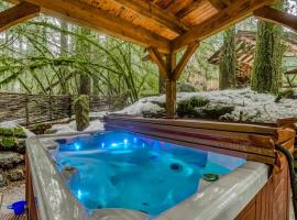 Luxe compound with private sauna hot tub rec house & fireplace, hotel v destinaci Rhododendron
