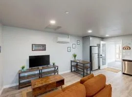Cozy condo with sun room washer & dryer close to the river