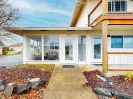 Cozy condo with sun room washer & dryer close to the river