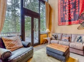 Serene Wooded Retreat with Free WiFi Large Deck & Spacious Loft - Skiing Nearby