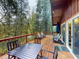 Secluded dog-friendly cabin with two fireplaces washer&dryer deck & firepit, Hotel in Rhododendron