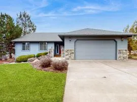 Light & bright family home with shared hot tub pool & more
