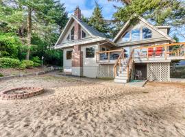 Gorgeous riverfront house with entertainment - near Bay Street and the beach, Hotel in Florence