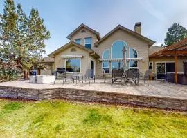 Spacious dog-friendly home with hot tub fireplace & resort pools golf tennis