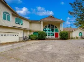 Luxurious Riverfront House withRiver Views Private Sauna Pool Table & Free WiFi