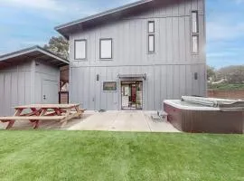 Newly built home with hot tub & great backyard - walk to the river Old Town
