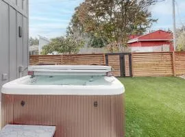 Newly built home with hot tub & great backyard - walk to the river Old Town