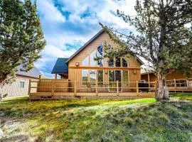 Gorgeous chalet withprivate deck fireplace 3 pools and gym