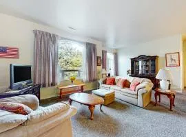 Upstairs Apartment with River Views Free WiFi AC & Beach Nearby