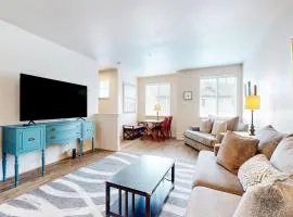 Dog-friendly condo with river views private W&D full kitchen & great location