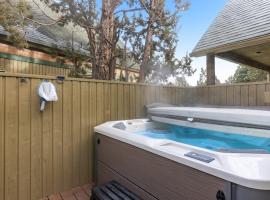 Relaxing golf course-front home with private hot tub firepit & shared pool, хотел в Редмънд
