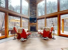 Fully rebuilt riverfront home with deck fireplace & W&D - dog-friendly, hotel din Vida