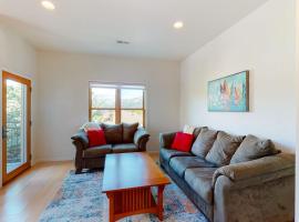 Stylish condo with balcony private washer&dryer & full kitchen - close to river, hotel a Hood River