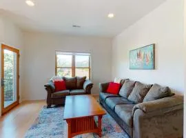 Stylish condo with balcony private washer&dryer & full kitchen - close to river