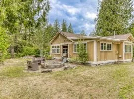 Charming mountain retreat with great deck views & fire pit - near skiing & golf