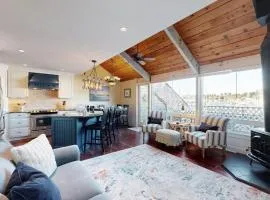 Waterfront condo with bay views & shared gym - dog-friendly