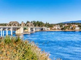 Gorgeous riverfront rental with excellent views & large private deck