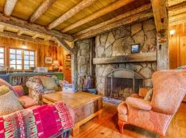 Gorgeous custom-built chalet with fireplace & home office - walk to ski & hiking