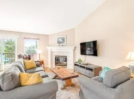 Dog friendly house withspacious deck gas grill near Manzanita and the ocean