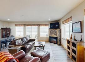 Oceanfront condo with spectacular ocean view - walk to beach, Hotel in Gold Beach
