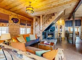 Rustic and Serene Cabin with Great Home Essentials Close to Skiing