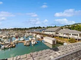 Delightful Harbor Perch Near Town with Shared pool & hot tub & Private Balcony