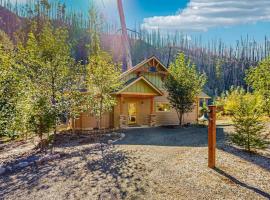 Amazing riverfront cabin with views deck firepit & grill - dog-friendly, hotel a Vida