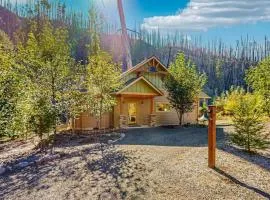 Amazing riverfront cabin with views deck firepit & grill - dog-friendly